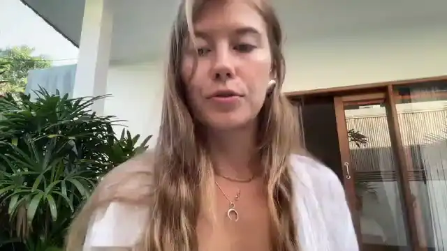 Jassurfgirl – [Myfreecams] Camsex Licking Pussy – 2025-08-29 10:47:06